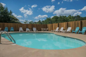 Moose Creek Lodge a 4 Bedroom Cabin in the Heart of Pigeon Forge Balcony Hot Tub Game Room